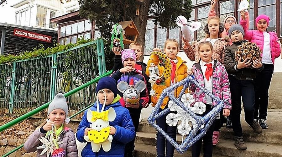 Почти 350 самодельных игрушек украсили секвойядендрон Никитского ботанического сада