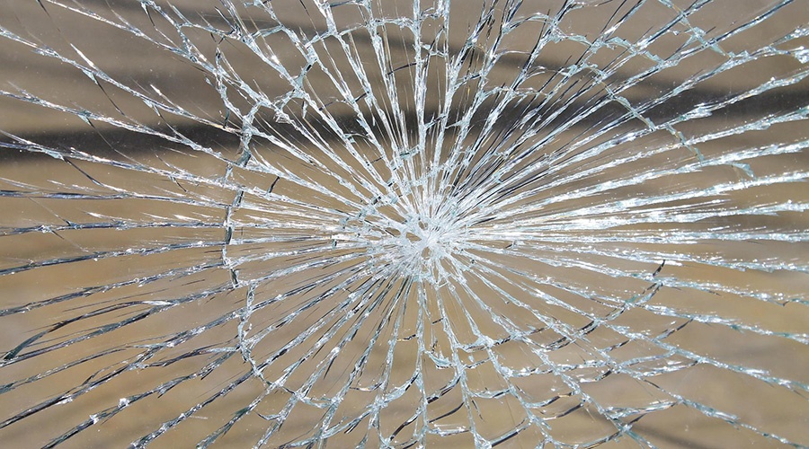 Сбитый беспилотник при падении повредил окна школы в крымском селе