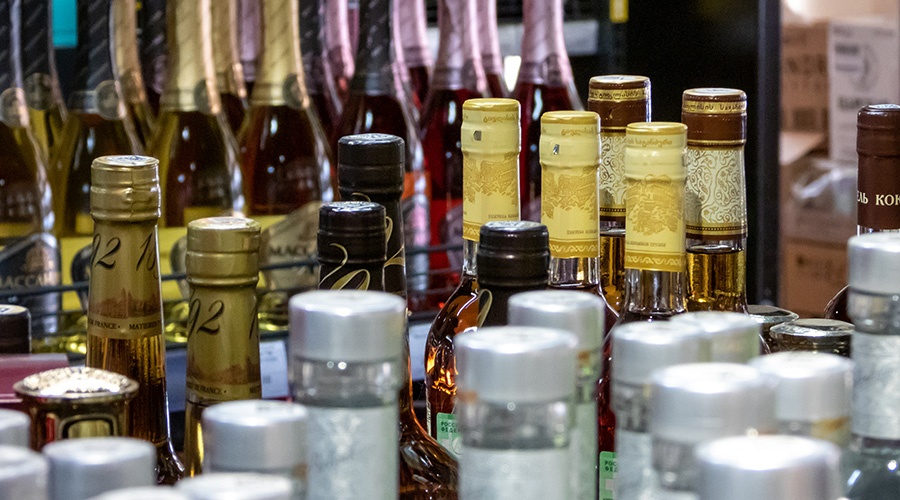 Жители России стали активнее покупать отечественный алкоголь и шоколад