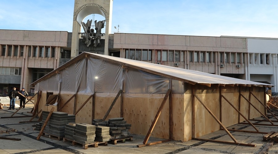 Шатры-утеплители установили над фонтанами в сквере у ДКП в Симферополе