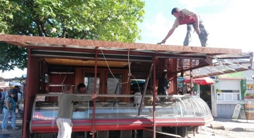 Предприниматели начали демонтаж павильонов перед Центральным рынком Симферополя /ФОТО/