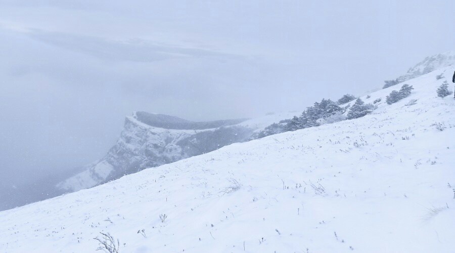 Спасатели предупредили об опасности схода лавин в горах Крыма 