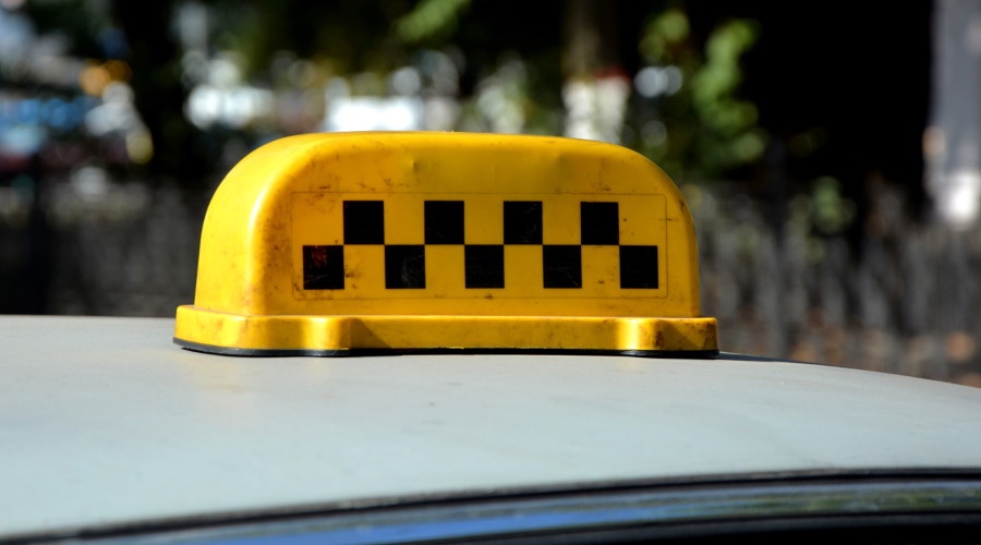 Сотрудники ГИБДД с начала года выявили в Крыму почти 500 нелегальных таксистов