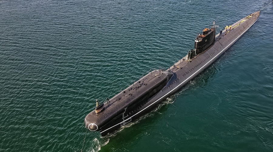 Транспортировка субмарины для подземного музея Балаклавы началась в Севастополе
