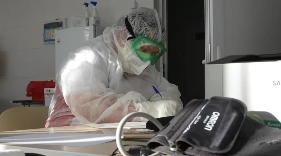 Число выявленных за сутки случаев коронавируса в Крыму опустилось ниже сотни