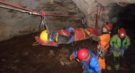 Крымские и уральские спелеоспасатели отработали оказание помощи пострадавшему в вертикальных карстовых пещерах на Караби-Яйле