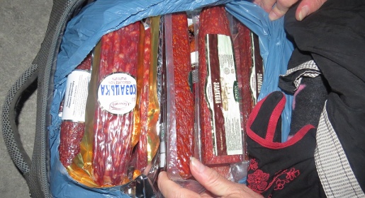Россельхознадзор за месяц обнаружил в багаже и сумках 4,5 тонны продуктов, которые пытались незаконно провезти в Крым с Украины