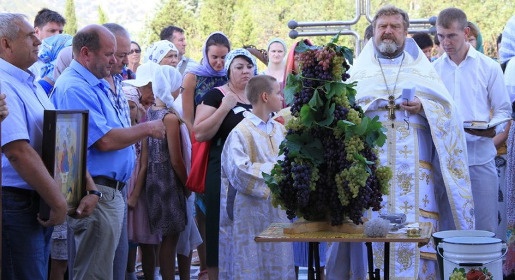 «Виноградное дерево» из нового урожая «Массандры» было освящено в честь праздника Преображения Господня