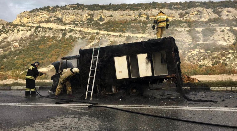 Грузовик сгорел на подъезде к Севастополю