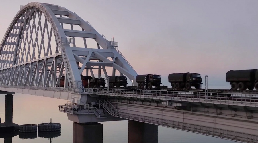 Очередной эшелон с военной техникой ушёл с полуострова по Крымскому мосту