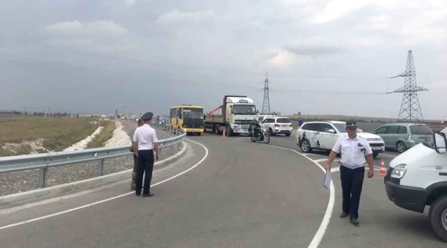 Четыре человека пострадали в ДТП с участием рейсового автобуса и грузовика в Белогорском районе