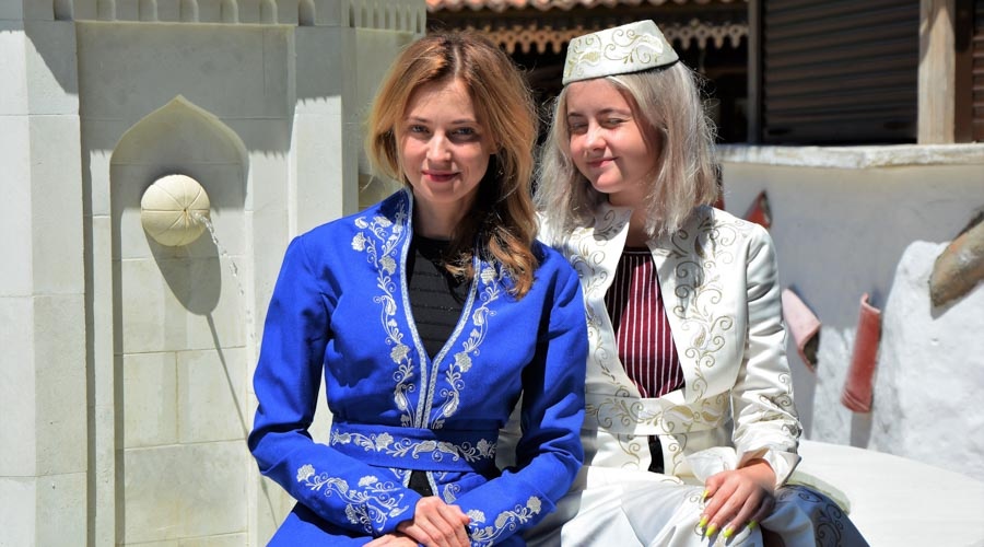 Поклонская с дочкой примерили крымско-татарские костюмы в новом туристическом комплексе в Бахчисарае