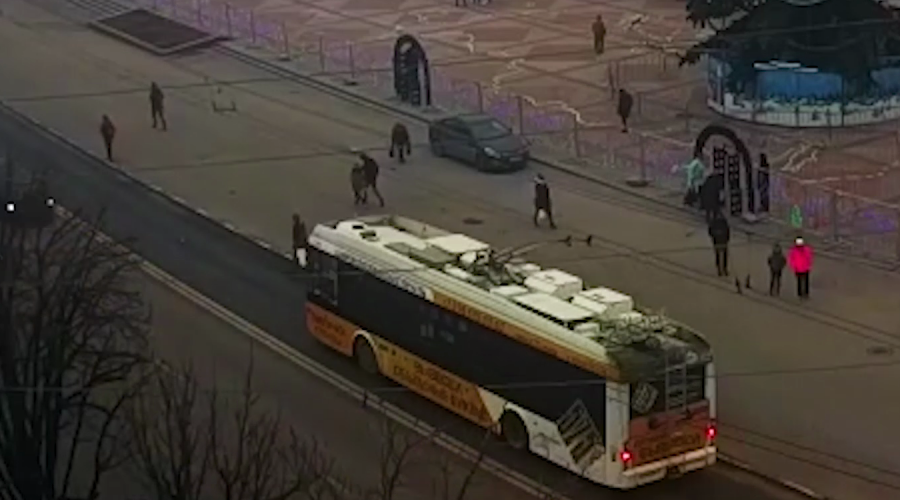 Опубликовано видео аварии с участием троллейбуса в центре Симферополя