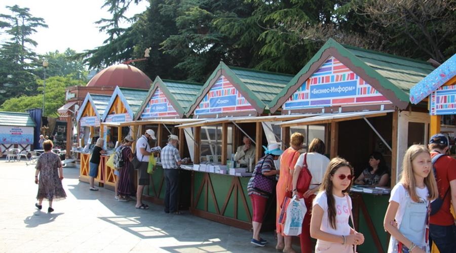 Фестиваль «Книжные аллеи» открылся в третий раз на набережной Ялты