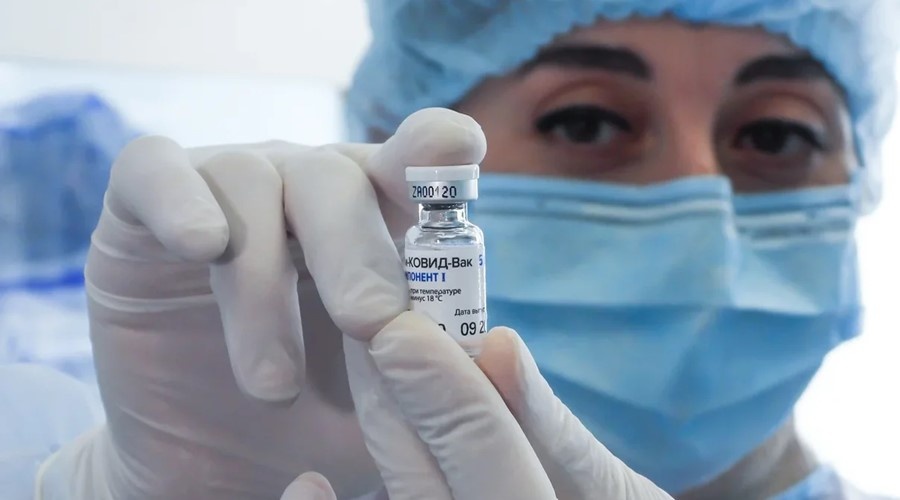 Проводящих вакцинацию от COVID-19 медиков предложили премировать в России