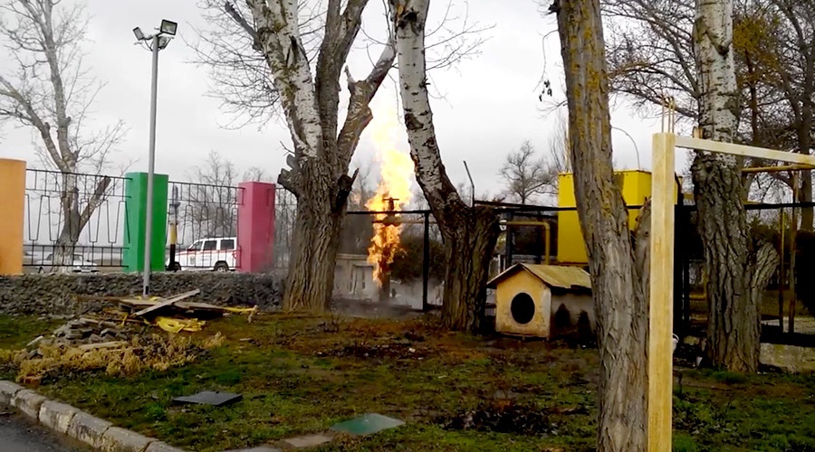 Газовая труба загорелась рядом с детским лагерем в Евпатории