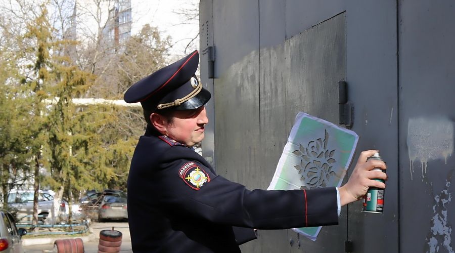 Полицейские закрасили рекламу наркотиков на улицах Симферополя