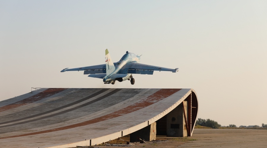 Летчики палубной авиации Северного флота проходят подготовку в Крыму
