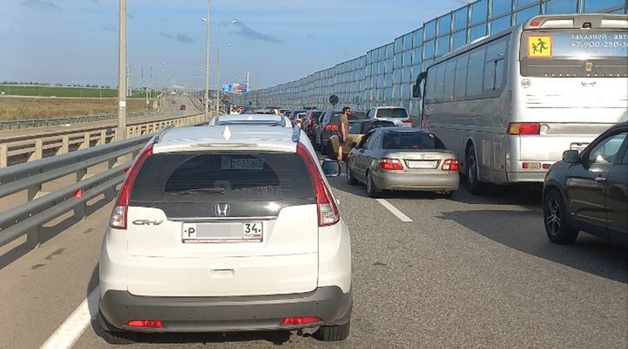 Пробка на Крымский мост с Кубани официально превысила тысячу авто