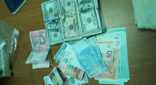 Украинка пыталась провезти в Крым под одеждой крупную партию валюты