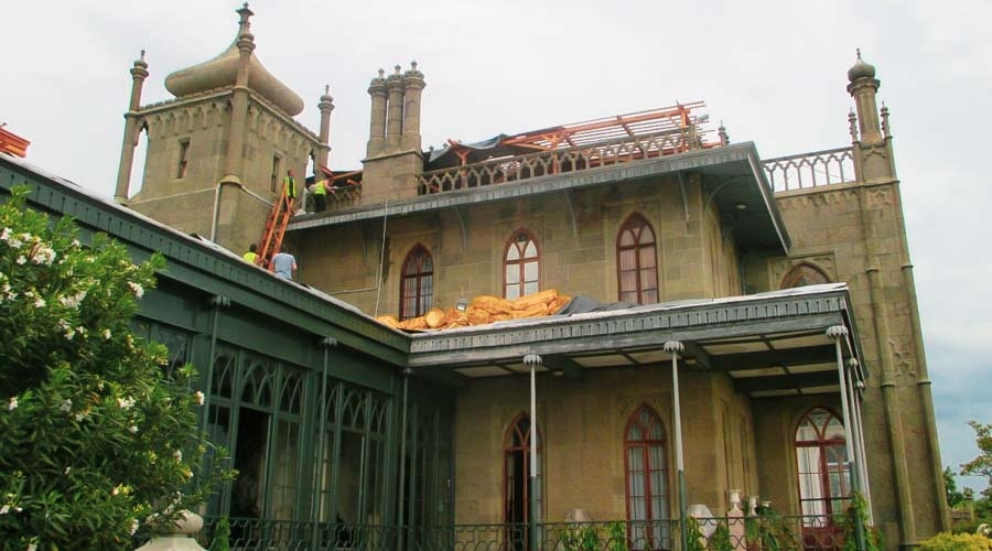 Сильный ветер сорвал временную кровлю с Воронцовского дворца в Крыму