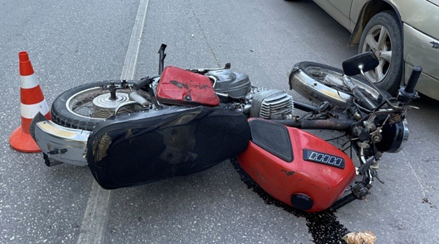 Два студента на мотоцикле пострадали после столкновения с машиной в Севастополе