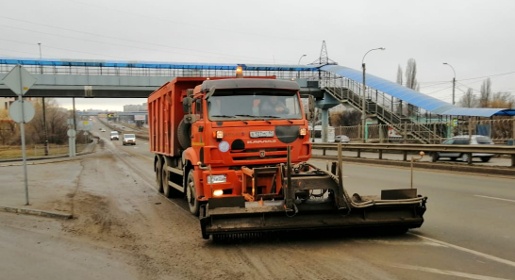 «Крымавтодор» за выходные очистил от грязи обочины дорог в пригородах Симферополя