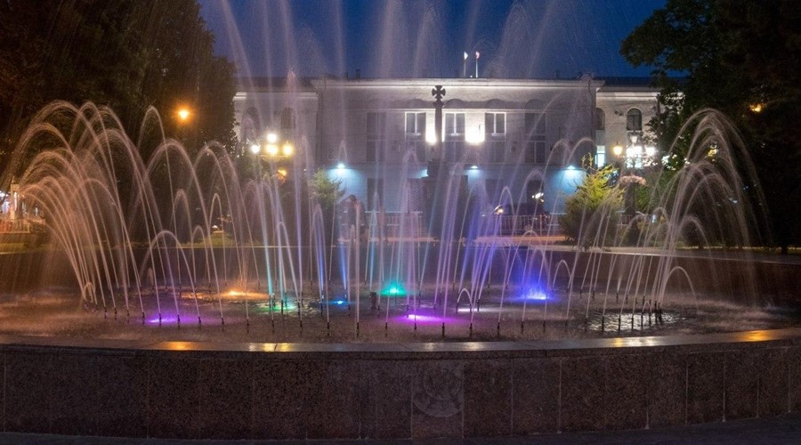 Цветная подсветка появится во всех фонтанах парка им. Тренева в Симферополе