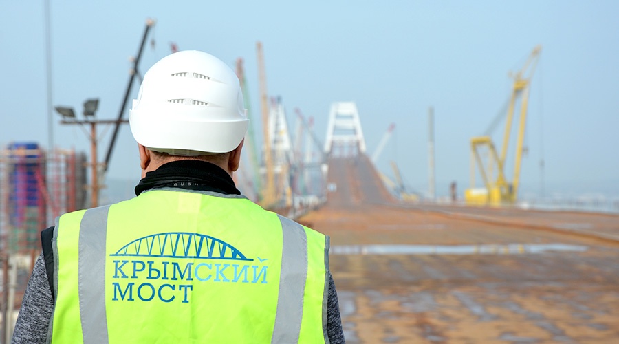 Путин наградил более сотни строителей Крымского моста