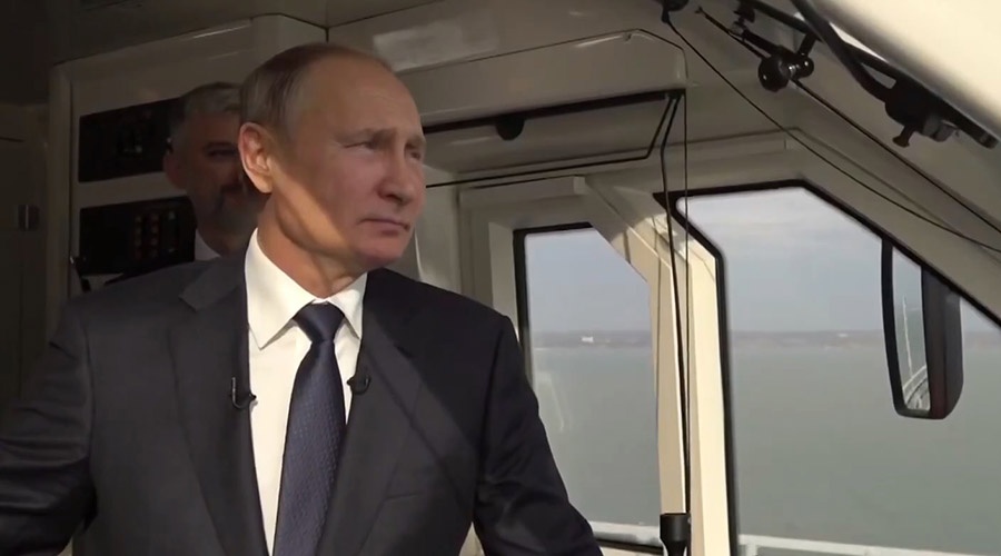 Путин отправился в кабине поезда по Крымскому мосту