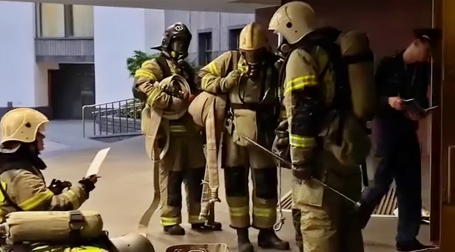 Пожарные провели тренировку по спасению от огня здания парламента Крыма