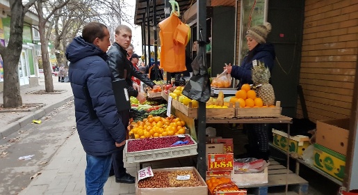 Власти Симферополя из-за жалоб горожан организовали ежедневные дежурства на Куйбышевском рынке