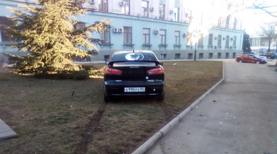Иномарка почти «долетела» до здания Совмина Крыма после ДТП