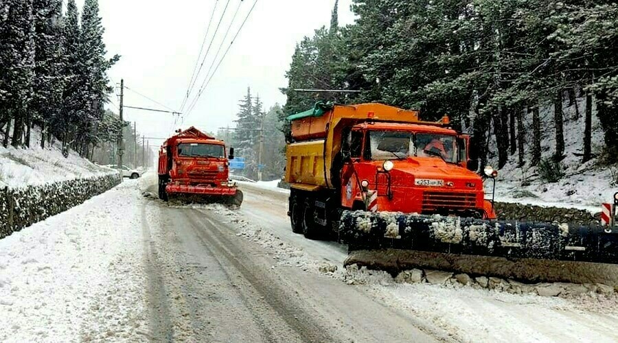 Почти 130 единиц техники задействовано в расчистке дорог Крыма от снега