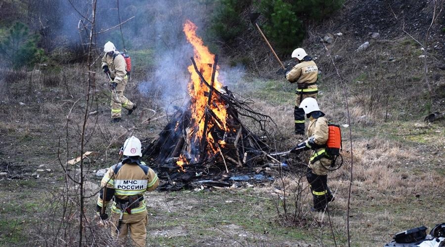 Учения по тушению возгораний прошли в горах над Ялтой накануне пожароопасного периода