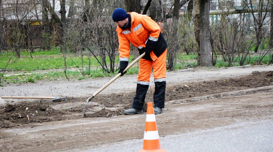 Симферопольские коммунальщики за неделю очистили более 1 кв. км газонов и тротуаров