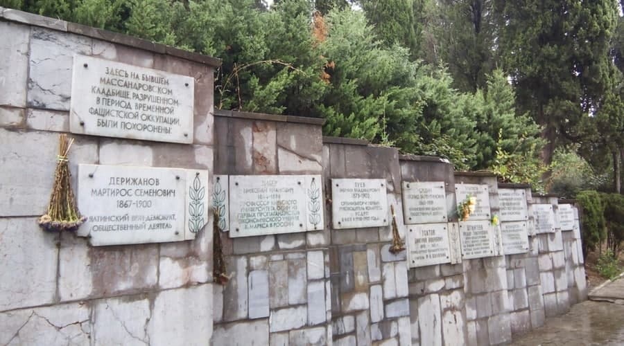 Власти Ялты установят около десятка мемориальных табличек в честь известных земляков