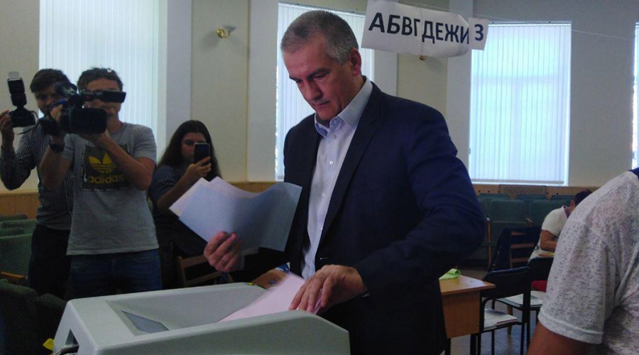 Аксёнов проголосовал на выборах депутатов парламента Крыма 