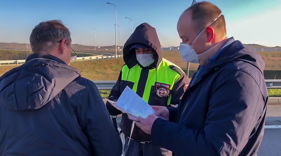 Рекордное число автомобилей за сутки не пропустили полицейские по мосту в Крым