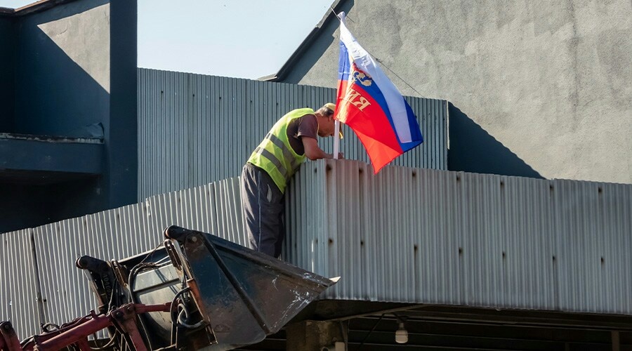 Депутаты предложили размещать российский флаг на зданиях детсадов и вузов