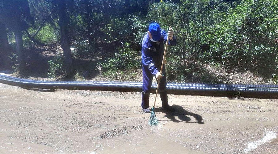 Строители детского комплекса в Форосе направили технику и людей на расчистку Ялты