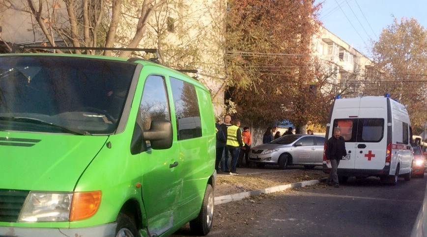 Дворник пострадал при столкновении двух автомобилей в Симферополе