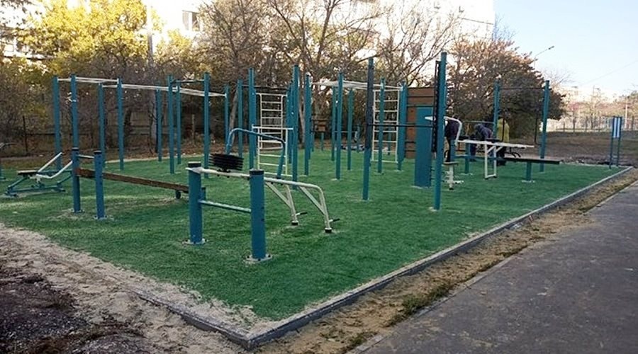 Установка новых спортплощадок завершается во дворах Симферополя