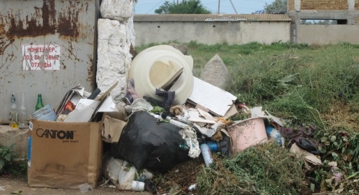 Жители курортного посёлка Штормовое жалуются на кучи мусора (ФОТО)