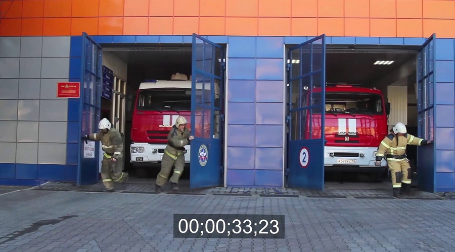 Севастопольские спасатели показали, как собираются по тревоге на выезд