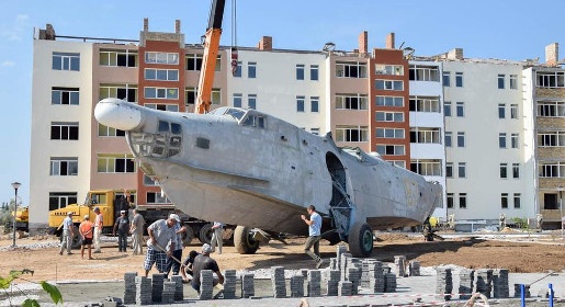 Установка самолета-памятника Бе-12 проходит под Евпаторией