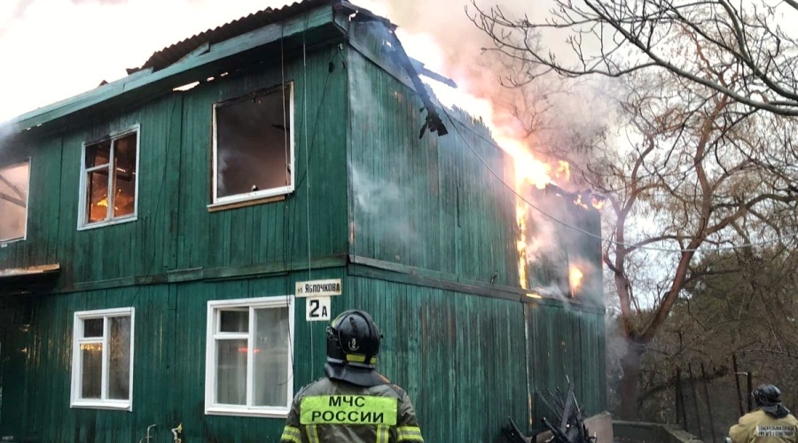 Два человека пострадали на крупном пожаре в Севастополе