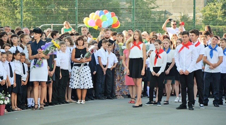 Аксёнов разрешил непривитым родителям школьников присутствовать на линейке