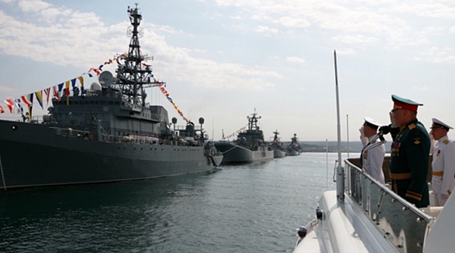 Севастополь отметил День ВМФ парадом военных кораблей