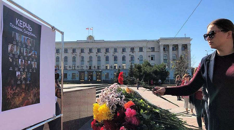 Сотни человек пришли на главную площадь Симферополя почтить память погибших в керченской трагедии